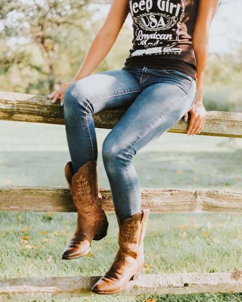 Outfits With Cowgirl Boots And Jeans, Cute Outfits With Cowboy Boots, Womens Western Outfits, Western Cowgirl Outfits, Best Cowboy Boots, Cute Western Outfits, Cowboy Boot Outfits, Cowgirl Boots Outfit, Cute Cowgirl Outfits