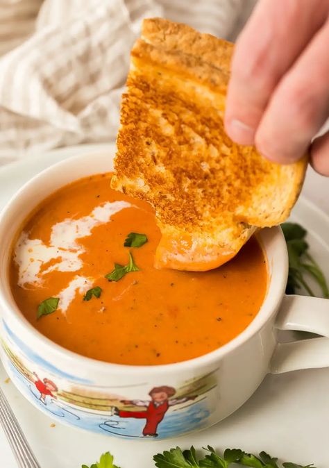 Tomato Soup Video, Tomato Soup From Scratch, Tomatoe Soup, Creamy Tomato Soup Recipe, Quick Summer Meals, Easy Tomato Soup Recipe, Soup Video, Chickpea Coconut Curry, Tomato Soup Easy