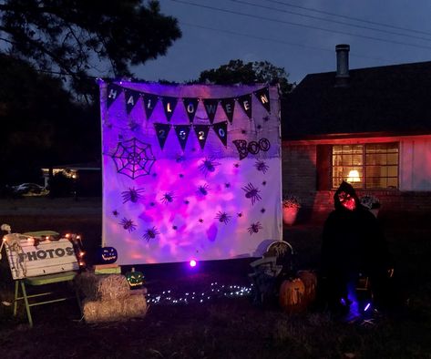 Halloween Yard Photo Op, Haunted House Photo Backdrop, Halloween Party Photo Backdrop Outside, Halloween Photo Background Diy, Halloween Party Picture Wall Ideas, Hocus Pocus Backdrop Diy, Halloween Photo Booth Backdrop Diy, Halloween Back Drop For Pictures, School Halloween Photo Backdrop