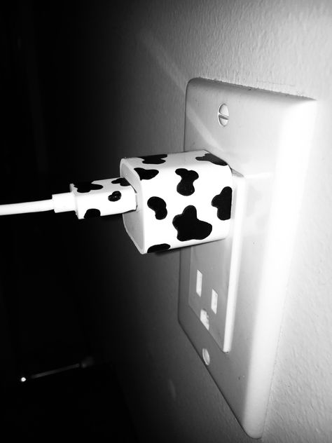 Charger Art, Cute Diy Projects, Cow Design, Indie Room Decor, Indie Room, A Cow, Diy Crafts Hacks, Easy Diy Art, Amazing Art Painting