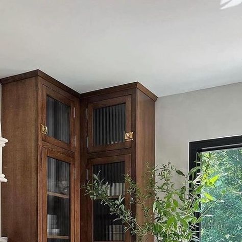 Vivir Design on Instagram: "Happy Monday! Today marks the beginning of our list of the “Top 30 most liked Posts of 2023. To kick it off at Number 30 we have these dark walnut stained cabinets in @brepurposed’s kitchen renovation. They look so rich against all of the brass accents and black range. And how amazing are the feet on the range?! It’s all about the details. . . . . . . . Follow @vivirdesign for more beautiful spaces. . . Share your favorite designs #wearevivir . . #hometohave #currenthomeview #smmakelifebeautiful #doingneutralright #sodomino #houseenvy #currentdesignsituation #handmademodernhome #mydomaine #luxeathome #ruedaily #mysmphome #designsponge #maketimefordesign #modernfarmhouse #thenewsouthern #currenthomeview #myhomevibe #anthrohome #hometour #housetour #ligh Walnut Stain Kitchen Cabinets, Walnut Stained Cabinets, Light Wood Kitchen Cabinets, Kitchen Bar Area, Stained Cabinets, Light Wood Kitchens, Black Range, Becki Owens, Staining Cabinets