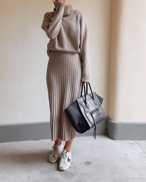 Wool Skirt Outfit, Cashmere Set, Long Knit Skirt, Knit Skirt Outfit, How To Have Style, Cold Fashion, Skirt Outfits Fall, Long Skirt Outfits, Winter Skirt Outfit