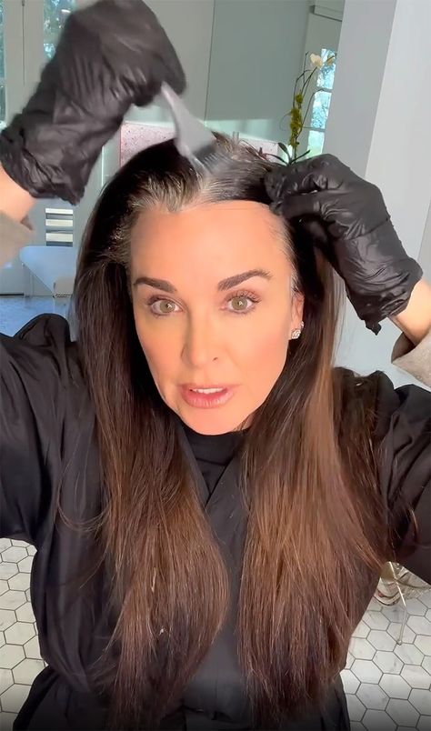 Grey Hair Cover Up, Gray Roots, Grey Hair Journey, Grey Hair Dye, Colored Hair Tips, Covering Gray Hair, Grey Roots, Kyle Richards, Super Short Hair