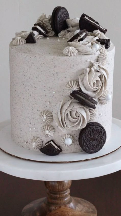 Oreo Raspberry Cake, Oreo Birthday Cake Decorations, Birthday Cakes Oreo, Cookies And Cream Cake Design, Non Sweet Birthday Cake Alternatives, Fancy Oreo Cake, Oreo Cookie Birthday Cake, Oreo Cookie Cake Decorating Ideas, Oreo Cake Designs Birthday