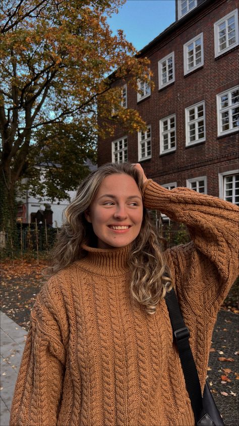 Sweater, autumn sweater, cozy sweater, ascetics, study vibes, brown sweater, girl, smiling, portrait, hairstyle, balayage, Airtouch, short hair, curly hair Cozy Photoshoot Outfit, Sweater Photoshoot Picture Ideas, Sweater Poses, Aesthetic Reference, Traditional Aesthetic, Bronze Hair, Epic Tattoo, Pose Idea, Warm Sweater