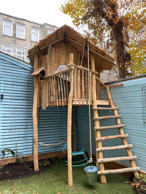 Treehouse Bucket Pulley, Diy Tree House For Kids Easy, Small Treehouse, Tree House Accessories, Kids House Garden, Treehouse Ideas, Fence Trees, Outdoor Kids Play Area, Kids Tree