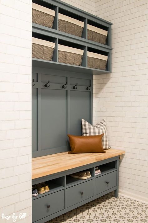 IKEA Hemnes Hack: DIY Mudroom Bench and Storage Spa Entrance, Ikea Hack Bench, Ikea Hemnes Hack, Bench And Storage, Mudroom Cubbies, Diy Bank, Ikea Desk Hack, Mudroom Makeover, Mudroom Lockers