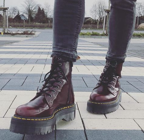 Combat Boots Aesthetic, Red Doc Martens, Fits Aesthetic, Embroidery Shoes, Aesthetic Shoes, Street Style Winter, Dr Martens Shoes, Pretty Shoes, Edgy Outfits