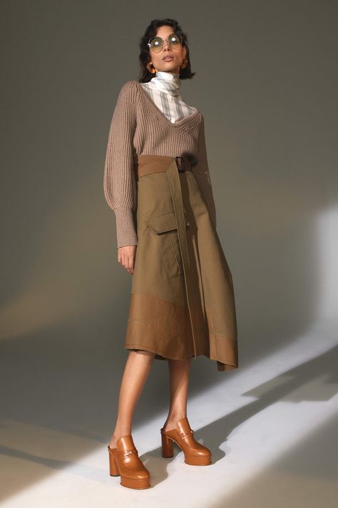 Derek Lam Fall 2019 Ready-to-Wear Fashion Show - Vogue Brown Skirt, Fashion Runway, Derek Lam, 가을 패션, Fashion Show Collection, Vogue Paris, 70s Fashion, New York Fashion Week, New York Fashion