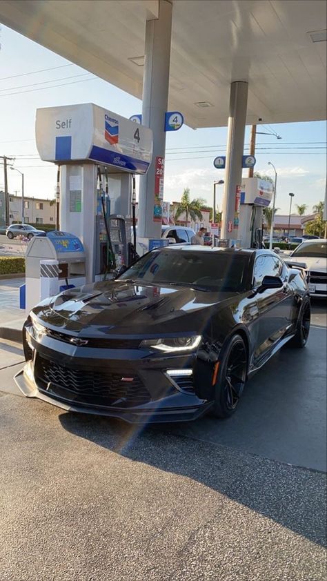 Black Camero Cars, 2ss Camaro, Lamborghini Vision Gt, Blacked Out Cars, Car Interior Luxury, Mustang Car Aesthetic, Black Camaro, 2022 Ford Mustang, Camaro 2ss