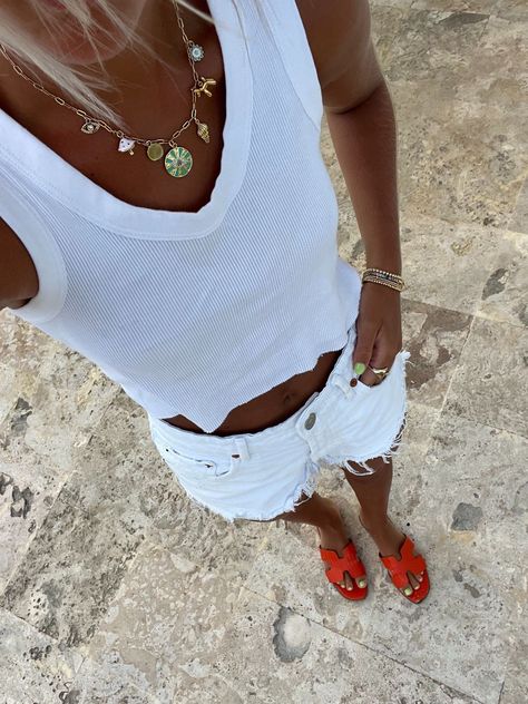 All White Outfit Shorts, London Summer Outfits, Summer Break Outfits, Travelling Outfits, Shorts And Tank Top, Revolve Fashion, European Outfits, Summer Outfit Beach, Summer Day Outfits