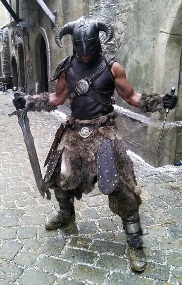 Skyrim: Dovahkiin cosplay Male Cosplay Ideas, Skyrim Costume, Skyrim Builds, Barbarian Cosplay, Dragonborn Skyrim, Skyrim Dragonborn, Skyrim Armor, Skyrim Wallpaper, Skyrim Cosplay