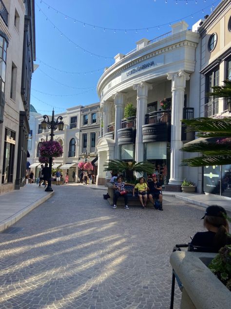 Rodeo Drive in Beverly Hills #beverlyhills #rodeodrive Beverly Hills Rodeo Drive, Rodeo Drive Beverly Hills, Usa Holiday, F1 Wag, Los Angles, Rodeo Drive, Children Playing, Travel Board, Neoclassical