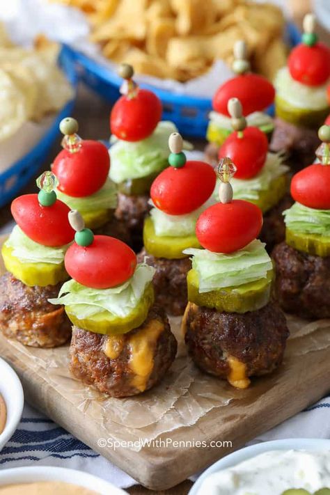 Cheeseburger stuffed meatballs are a party favorite. Meatballs are stuffed with cheddar cheese and baked in the oven until gooey! Serve on a skewer topped with your favorite cheeseburger toppings like pickles, lettuce, and tomatoes. #spendwithpennies #cheeseburgerstuffedmeatballs #appetizer #tailgating #meatballrecipe #stuffedmeatballs #groundbeefrecipe #partyfood Cheeseburger Meatballs, Tailgate Snacks, Stuffed Meatballs, Cheese Stuffed Meatballs, Cheesy Appetizer, Spicy Dipping Sauce, Bite Size Snacks, Appetizer Meatballs, Fingerfood Party