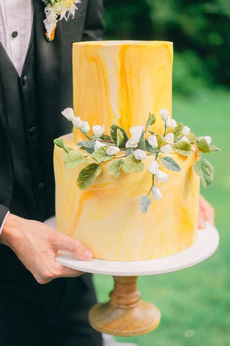 Yellow Wedding Cakes, Yellow Flower Cake, Flower Cake Ideas, Cake Themes, Yellow Wedding Cake, Yellow Wedding Theme, Custom Desserts, Marble Wedding, Vintage Florals