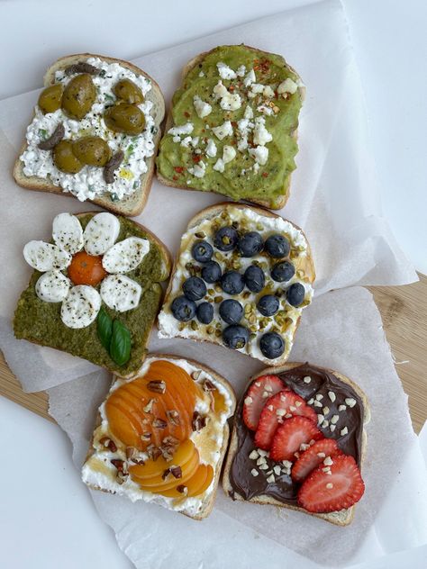 #toast #strawberry #strawberries #blueberry #blueberries #fragole #mirtilli #bread #healthyfood #healthylifestyle #aesthetic #minimal #inspo #toasted #snack #pane #avocado #avocadotoast Toast Ideas, Food Board, Food Inspo, Blueberries, Ricotta, Pesto, Strawberries, Feta, Avocado