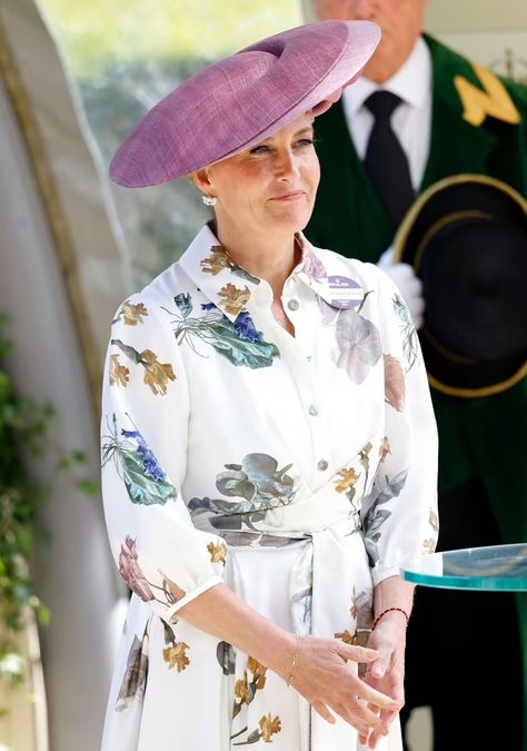 The Duchess of Edinburgh looking Prince William Birthday, Ascot Dresses, Elegant Silk Dresses, Duchess Of Edinburgh, Jane Taylor, Kate And Meghan, Pointy Heels, Pink Images, Silk Shirt Dress