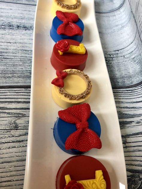 Snow White Cakesicles, Snow White Sweet Table, Snow White Dessert Table Ideas, Snow White Treats Ideas, Snow White Candy Apples, Snow White Desserts, Snow White Treats, Snow White Cake Pops, Snow White Dessert Table