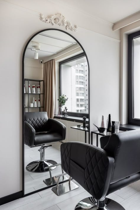 Mirror Between Two Chairs, Industrial Salon Suite, Salon Waiting Area Ideas, Small Salon Suite Ideas, Salon Suite Decor, Small Salon, Home Hair Salons, Home Beauty Salon, Salon Mirrors