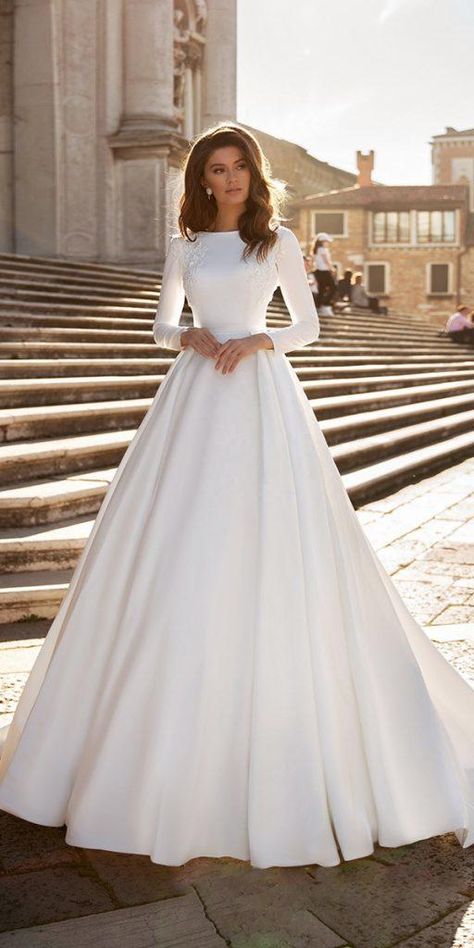 Silk Wedding Dresses For Elegant and Refined Bride ★ #bridalgown #weddingdress Plain Wedding Dress, Simple Wedding Gowns, Simple Wedding Dresses, Wedding Dress Guide, Gaun Fashion, Wedding Dresses With Flowers, Mother Wedding Dress, Wedding Flower Girl Dresses, Top Wedding Dresses