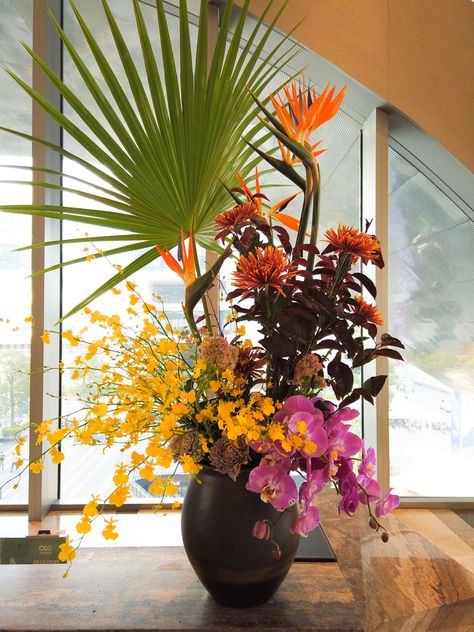 Asian Flower Arrangements, Lobby Flower Arrangement, Conference Decor, Ornamental Horticulture, Floral Art Arrangements, Art Deco Flower, Asian Flowers, Ikebana Flower, Ikebana Flower Arrangement