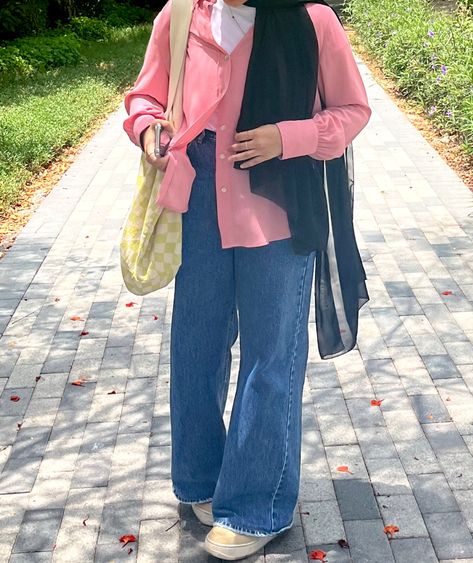 Hijab outfit inspo, pink and white outfit, casual outfit, tote bag, uni outfit, summer outfit, black hijab, pink button up, dark blue jeans inspo Pink Blue Outfit Hijab, Blue Jeans Outfit Hijab, Outfit Kulot, Jeans Outfit Hijab, Black Hijab Outfit, Dark Blue Jeans Outfit, White Outfit Casual, Pink And White Outfit, White Blouse Outfit