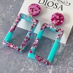 Epoxy Earings Diy, Gold Resin Earrings, Epoxy Resin Earring Ideas, Resin Earings Idea, Uv Resin Earring Ideas, Cute Resin Earrings, Resin Earring Ideas, Epoxy Resin Jewelry Ideas, Resin Mobile Cover