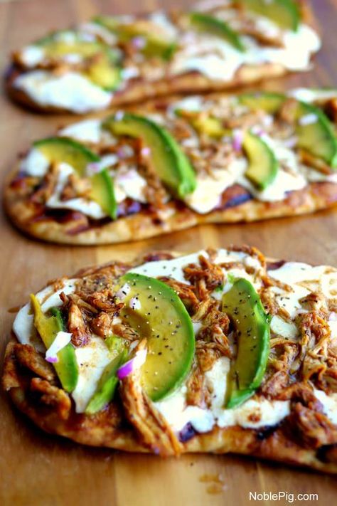 naan pizza recipes Chicken Naan Pizza, Flatbread Pizzas, Naan Pizza Recipes, Grilled Pizza Recipes, Pizza Healthy, Grilled Avocado, Chicken Grilled, Naan Pizza, Naan Recipe