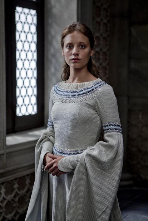 isabel - isabel de castilla Medieval Fantasy Clothing, Isabella Of Castile, Gaun Abad Pertengahan, Medieval Gown, Medieval Woman, Century Dress, Period Clothing, History Fashion, Fantasy Dresses