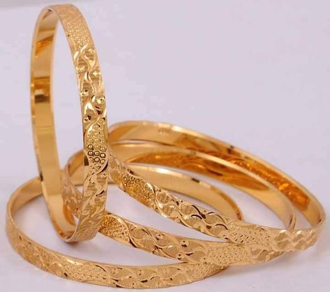 Bangles Design Latest, Cnc Bangles, Gold Jewelry Prom, Dubai Design, Real Gold Necklace, Gold Jewels Design, Gold Bangles For Women, Pearl Cuff Bracelet, Diamond Bracelet Design