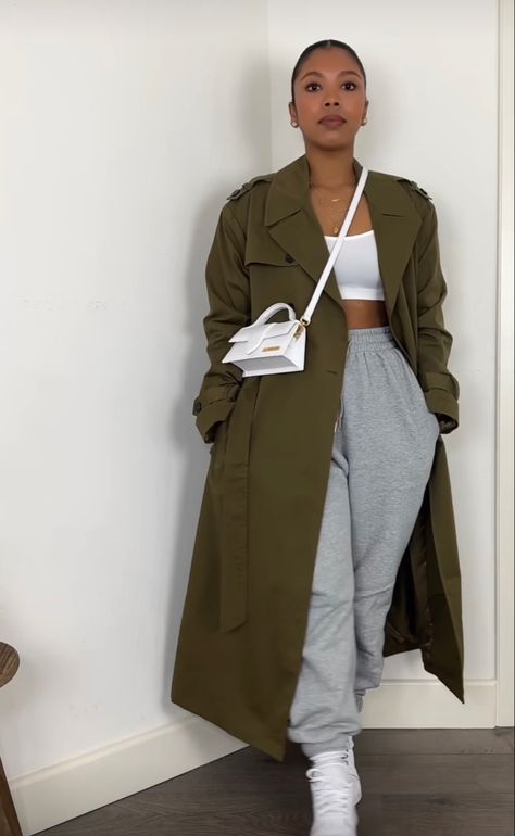 Fall 2023 Outfits Black Women, Classy Outfit With Sneakers, Minimalist Outfits Women Street Styles, Blazer And Joggers Outfit, Gym Ootd, Pilates Outfit, Gym Crush, Look Legging, Mode Zara