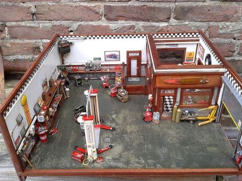 Garage Diorama, Toy Car Garage, Diorama 1:64, Cars Magazine, Model Cars Building, Toy Garage, Slot Car Racing, Slot Car Tracks, Plastic Model Cars