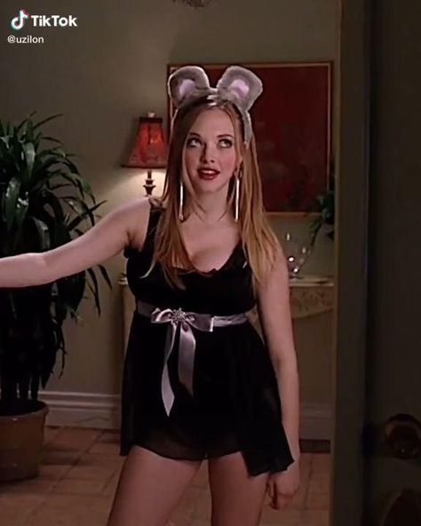 Mean Girls Karen Smith Outfit, Karen Smith Mouse, Mean Girl 3, Mean Girls Aesthetic, Karen Smith, Girly Movies, Regina George, Girl Movies, Amanda Seyfried