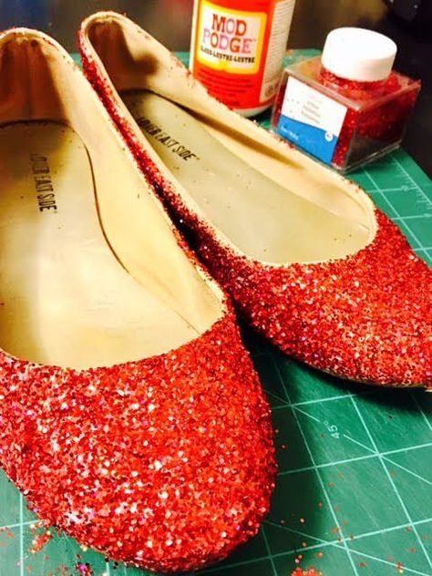 Super simple ruby slippers tutorial. Dorothy Costume Diy, Wizard Of Oz Costumes Diy, Wizard Of Oz Decor, Dorothy Shoes, Dorothy Costume, Dorothy Wizard Of Oz, How To Make Red, Ruby Red Slippers, Diy Slippers