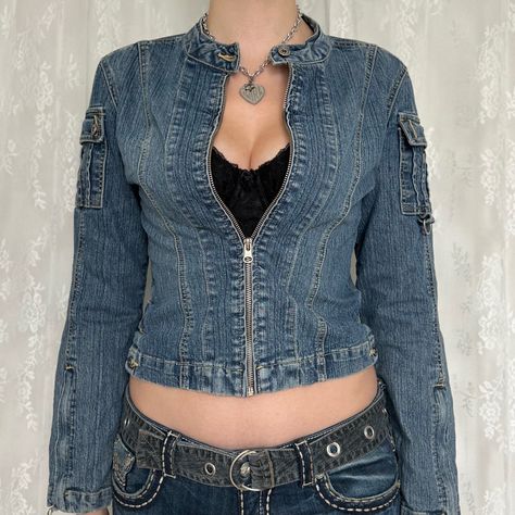 Y2K 2000s Light Wash Denim Jean Jacket By Bongo With Silver Hardware #y2k #y2kfashion #2000s #2000sfashion #denim #depop #denimjacket #jeanjackets #jeanjacketoutfits #fallfashion #fallfashiontrends #falloutfit #fallfashionwomen Dark Denim Jacket Outfit Aesthetic, 2000s Jean Jacket Outfit, Denim Jacket Y2k Outfit, 70s Jean Jacket Outfit, 2000s Jacket Outfit, Denim Jacket Inspo Outfit, Y2k Jean Jacket Outfit, Babyphat Y2k Jacket, Fitted Denim Jacket Outfit