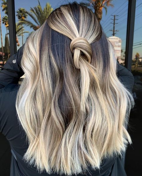 Blonde Hair Balayage with Dark Roots Black Roots With Blonde Hair, Black Roots Blonde Hair Balayage, Black Roots Balayage, Balayage With Dark Roots, Blonde Hair With Black, White Blonde Balayage, Dark Roots Blonde Hair Balayage, Balayage Hair Ideas, Balayage Straight