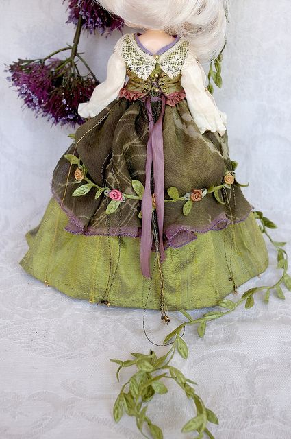 "Forest Fairy" for Yi Ting Blythe clothes for dolls : tutorial : Kikihalb ♧ Forest~Tales ♧ Clothes For Dolls, Miniature Dress, Fairy Dresses, Fairy Clothes, Blythe Clothes, Sewing Dolls, Fairy Costume, Forest Fairy, Fairy Dress