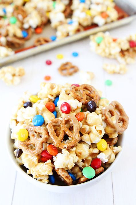 THE BEST! Salty Marshmallow, Marshmallow Popcorn, Popcorn Mix, Popcorn Treats, Popcorn Recipe, Peanut Butter Pretzel, Popcorn Recipes, Healthy Peanut Butter, Sukkot