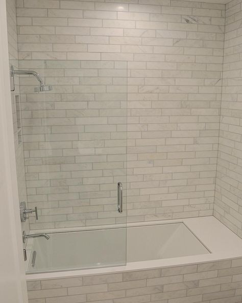 Marbel tile tub surround with gray grout Bathroom Downstairs, Tile Tub Surround, Soaking Tubs, Small Bathroom With Shower, Girl Bathrooms, Bathroom Tub Shower, Tub Tile, Bad Inspiration, Bathroom Remodel With Tub