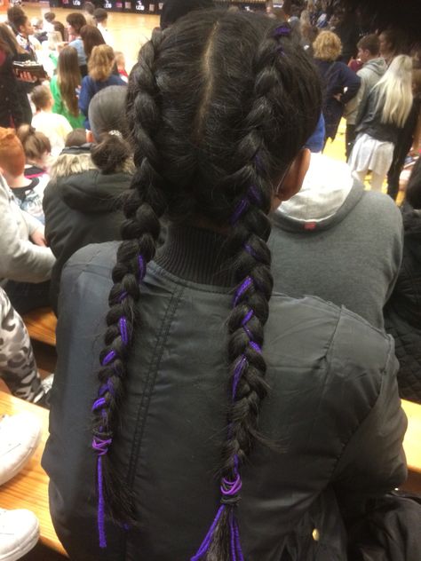 A pretty Dutch braid with wool in the hair! ❤️❤️❤️ Dutch Braids With Bangs, Dutch Hair, Dutch Braids, Bangs With Medium Hair, Dope Makeup, Dutch Braid, Medium Hair, Diwali, Medium Hair Styles