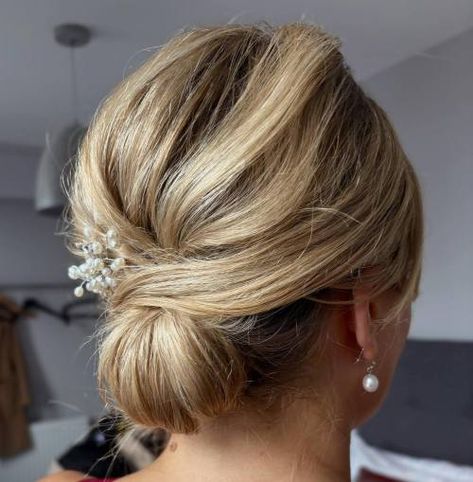 Mother of the Bride Chignon for Short Hair Chignon For Short Hair, Bride Chignon, Mother Of The Bride Hairstyle, Mother Of The Bride Hairdos, Mother Of The Bride Hairstyles, Groom Hair, Mother Of The Groom Hairstyles, Blonde Updo, Side Updo