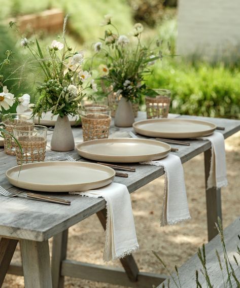 Dinner Party Place Settings, Outdoor Summer Party, Dinner Table Set Up, Summer Dinner Ideas, Country Dinner, Dinner Party Table Settings, Outdoor Dinner Parties, Party Tablescapes, Summer Menu