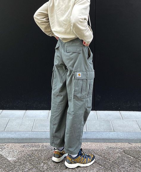 Carhartt Trousers Outfit, Carhartt Cargo Pants Outfit, Carpenter Pants Outfit, Queer Outfits, Bleach Jeans, Carhartt Cargo Pants, Streetwear Outfit Ideas, Cargo Pants For Men, Carhartt Cargo