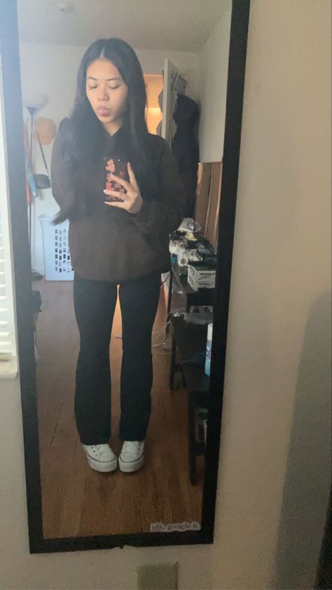 Flared Leggings With Converse, Black Leggings Outfit Comfy, White And Black Converse Outfit, Flared Jeans And Converse, White Platform Converse Outfit Leggings, White Converse Aesthetic Outfit, How To Style Converse Platforms, What To Wear With White Converse, Platform Converse Outfit Aesthetic