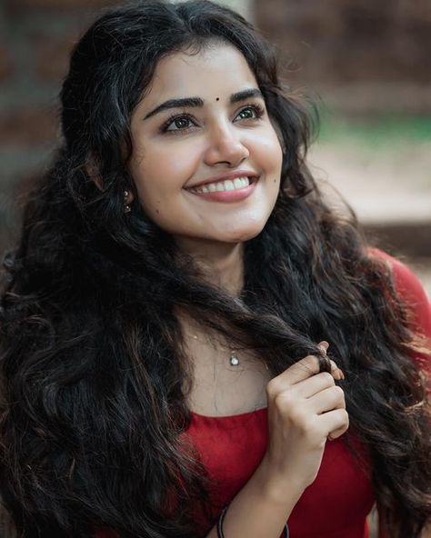 Anupama Parameswaran Cute Face, Actress Hairstyles, Anupama Parameswaran, Malayalam Actress, Actor Picture, Love Couple Photo, Beautiful Soul, India Beauty, Actress Photos