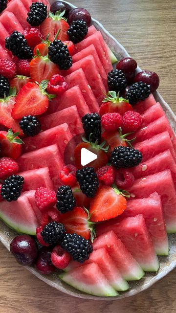 Fruit Platters Ideas, Fruit Platter Watermelon, Sliced Watermelon Platter, Watermelon And Cantaloupe Tray, Watermelon Fruit Tray Ideas, Watermelon Tray Ideas, Watermelon Platter Ideas, Watermelon Fruit Platter, Cute Fruit Tray Ideas