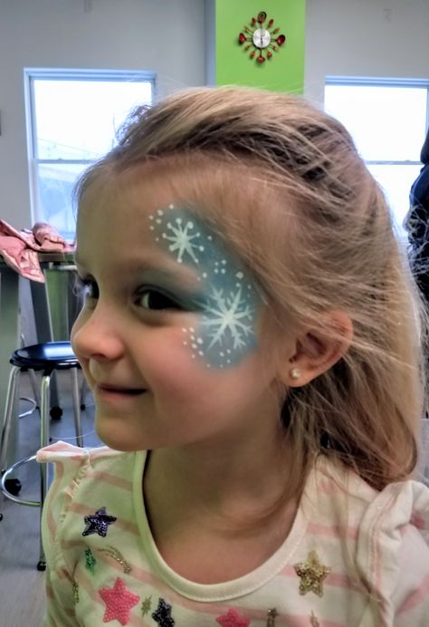 Snow Man Face Paint, Face Painting Ideas For Kids Christmas, Winter Face Painting Ideas For Kids, Elsa Face Paint Easy, Easy Christmas Face Painting Ideas, Snowflake Face Paint, Snowflake Face Painting, Snow Flake Face Painting, Frozen Face Paint Easy