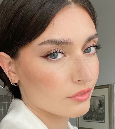 CHANEL BEAUTY Community on Instagram: “@jessicaclements updates her everyday look for fall with the new shades of STYLO OMBRE ET CONTOUR Eyeshadow Liners. Go to Stories to see…” Chanel Makeup Looks, Soft Girl Makeup, My Everyday Makeup, Mekap Mata, Contour With Eyeshadow, Simple Everyday Makeup, 20 Makeup, Bold Makeup Looks, Casual Makeup