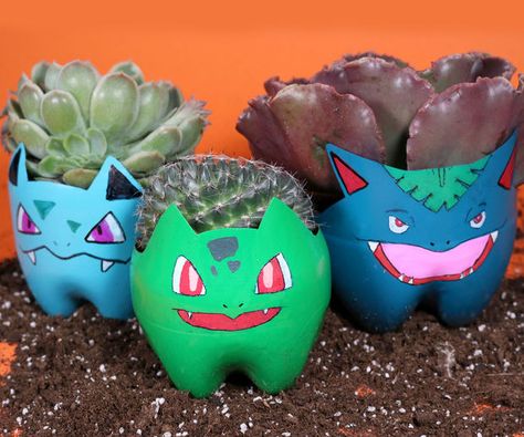 Cute Pokemon planters made out of old 2 liter bottles. Sprinkler Diy, Diy Recycle Plastic, Pokemon Planter, Cute Planters, Plastic Bottle Planter, Planters Ideas, Water Bottle Crafts, Reuse Plastic Bottles, Plastic Bottle Caps