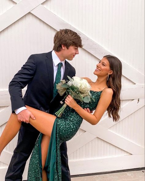 Prom Couples Green Dress, Green Prom Look Couple, Green Prom Date Outfits, Emerald Green Prom Pictures, Matric Dance Couple Outfits, Green Prom Dress Couple Pictures, Prom Posses Ideas, Winter Formal Date Pictures, Prom Dresses For Dirty Blonde Hair